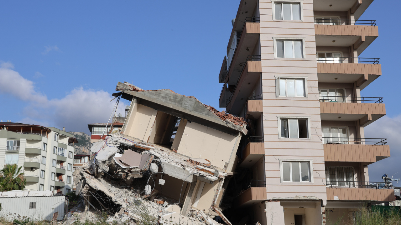 Yıkımı Gerçekleştirilen Bina, Az Hasarlı Binanın Üzerine Devrildi