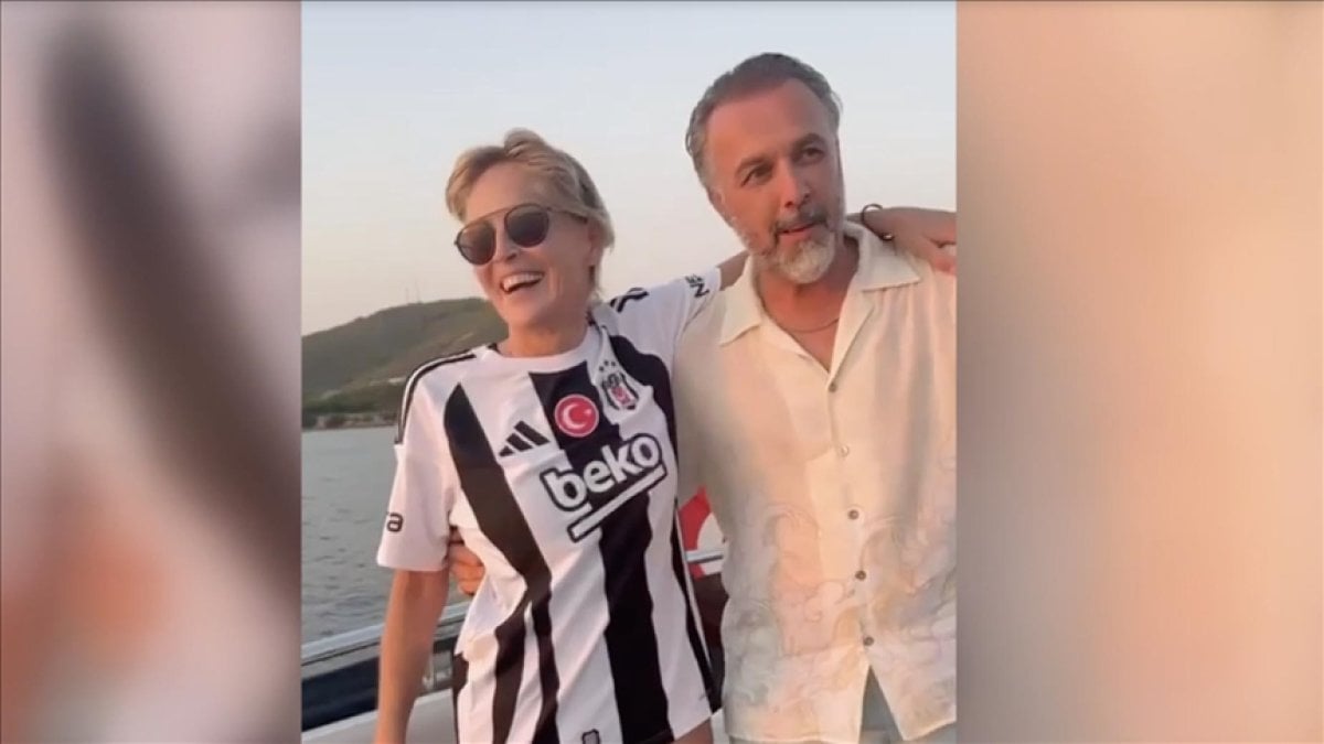 Sharon Stone bakın hangi takımlı çıktı? Türkiye’de forma giyip poz verdi: Fanatikler inanamadı