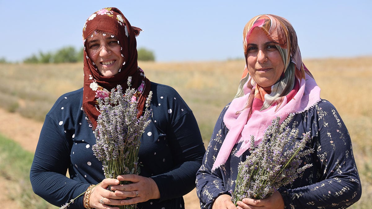 Gelin-görümce sırt sırta verdi, köşeyi döndüler: Adeta para basıyorlar! Taleplere yetişemiyorlar