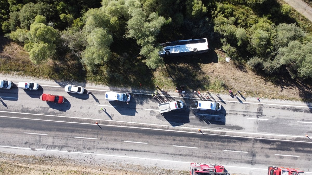 Erzincan’da can pazarı! Yolcu otobüsü devrildi: 14 yaralı