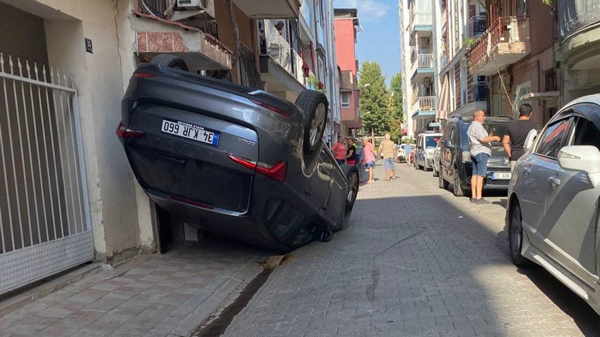 Herkes aynı soruyu sordu: Bu araç gökten mi düştü! Ara sokakta ters dönmüş halde bulundu