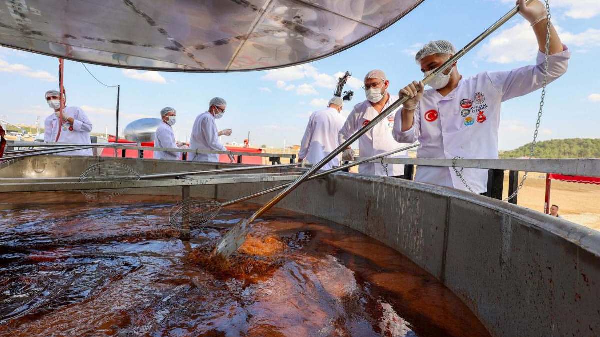 33 aşçı, 6 saatlik uğraş… Uşaklılar Hollanda’yı sollayıp geçti! 30 ton tarhana rekor getirdi