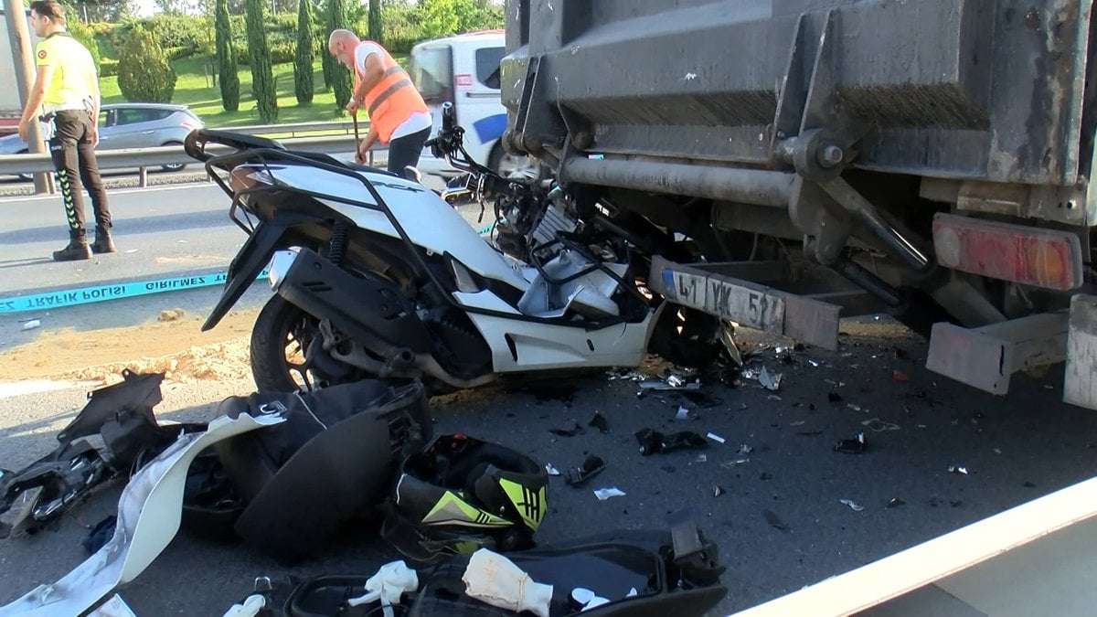 Motosiklet, arıza yapan kamyonete ok gibi saplandı: Bir kişi hayatını kaybetti