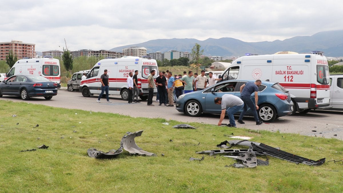 Erzurum’da hafif ticari araçlar kafa kafaya çarpıştı: 9 yaralı