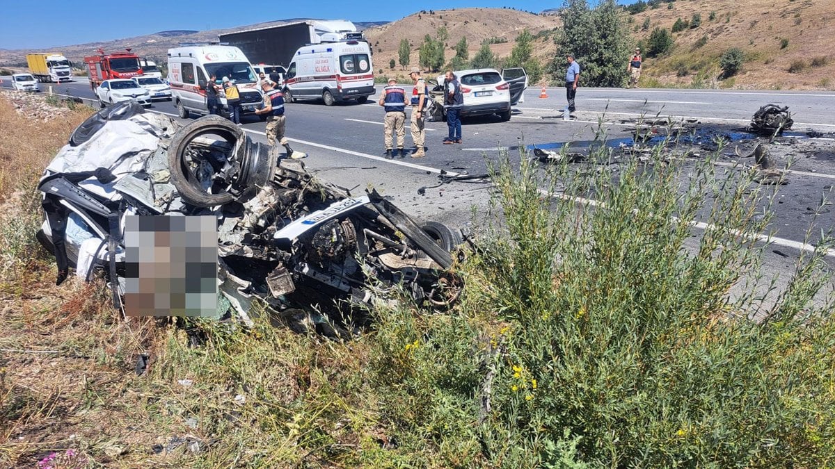 Erzincan’da feci kaza! Otomobil kağıt gibi ezildi: 3 ölü, 4 yaralı