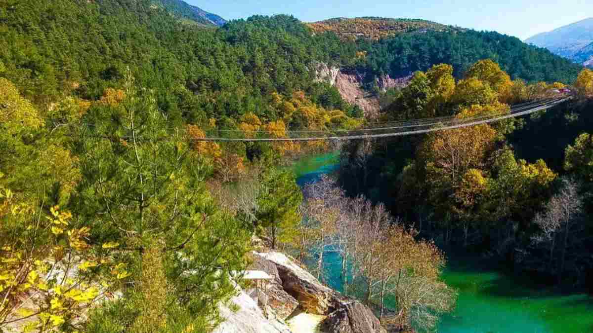 Antalya’yı bırakın buraya koşun! Su içinde çardaklarda serinletici keyif: Ne stres kalıyor ne de yorgunluk