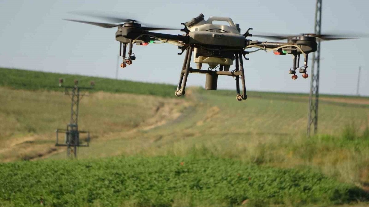 Hem zamandan, hem işçi maliyetlerinden, hem de sudan tasarruf! O ilimizde dronla ilaçlama yapılıyor