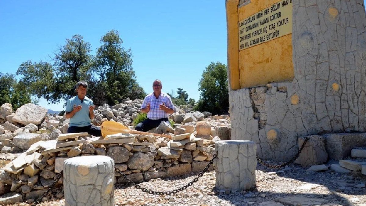 Karacaoğlan’ın anıt mezarı harabeye döndü