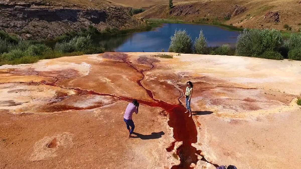 Dünyada başka bir benzeri yok! Bu göl kan ağlıyor: Türkiye’nin o şehri turist akınına uğruyor