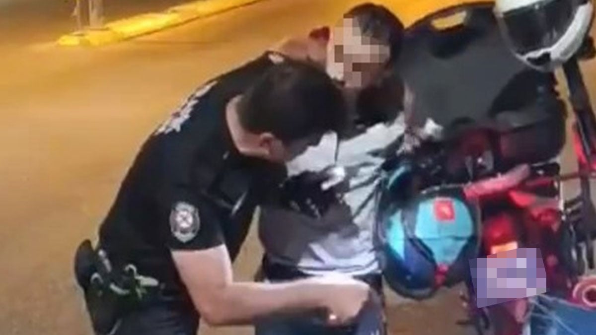 Abartı egzozuyla çevreyi rahatsız eden motorcu, polisin ‘verdiği dersle’ şaşkına döndü! Motosikletten indirip…