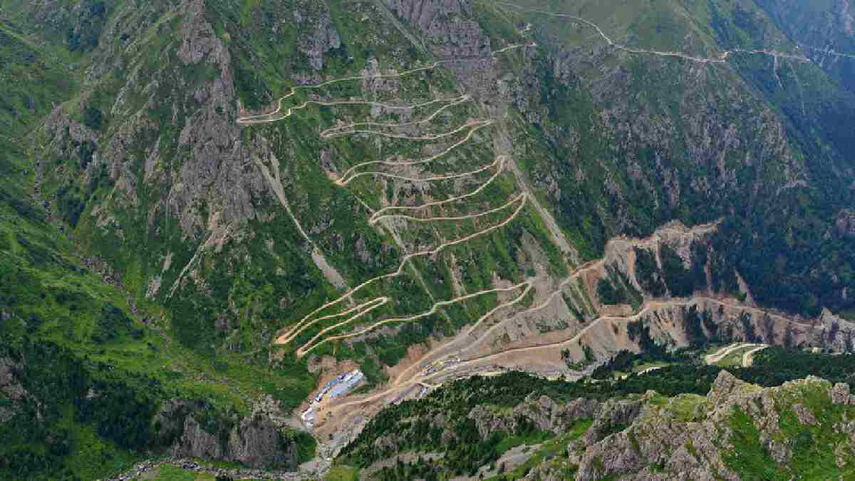 Dünyanın en tehlikeli yolu Türkiye’den çıktı! Aşağıda sis yukarıda güneş karşılıyor: Adrenalin tutkunları akın ediyor