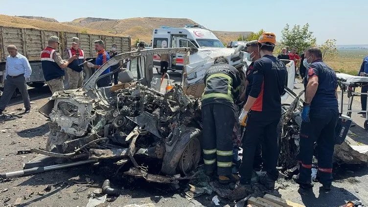 Otoyolda can pazarı kuruldu! Katliam gibi kaza oldu: Çok sayıda ölü var