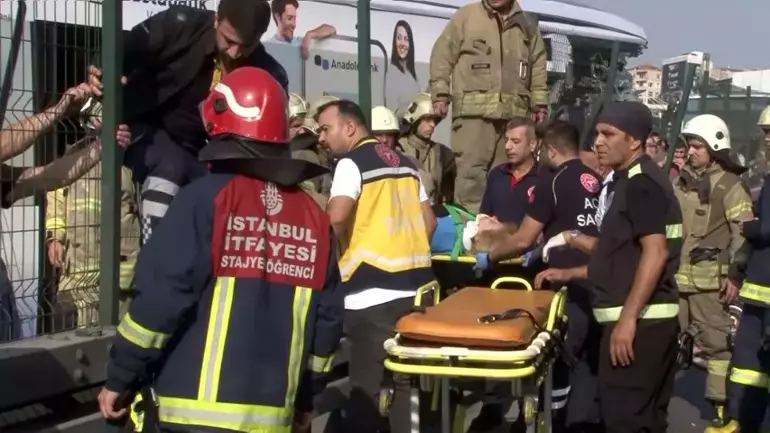 İstanbul’da metrobüs kazası! Ortalık savaş alanına döndü: Ölü ve onlarca yaralı var