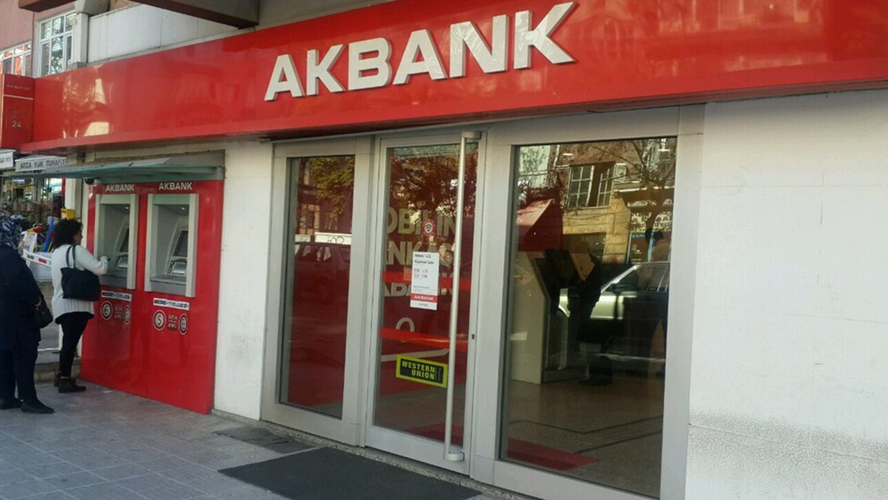 Akbank’tan Yeni Faiz Düzenlemesi: Mevduat Faizleri Düşürüldü!