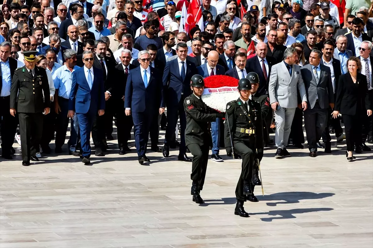 Mansur Yavaş, Sakarya Meydan Muharebesi’nin yıl dönümünde Anıtkabir’i ziyaret etti