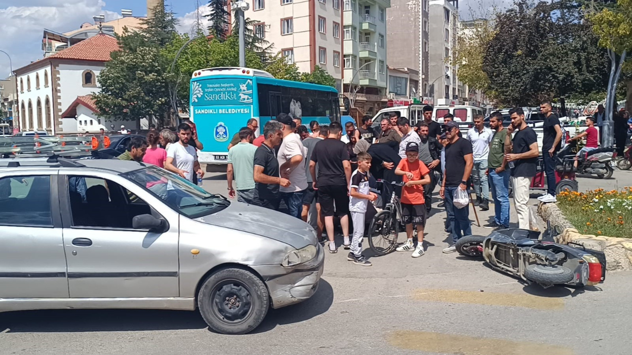 Afyonkarahisar’da Trafik Kazası: Motosiklet Sürücüsü Ağır Yaralandı