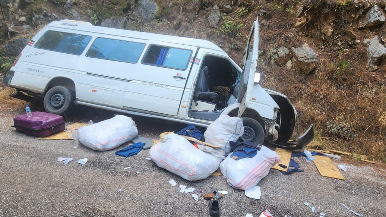 Alanya’da Freni Boşalan Minibüs Devrildi: Aynı Aileden Altı Kişi Yaralandı