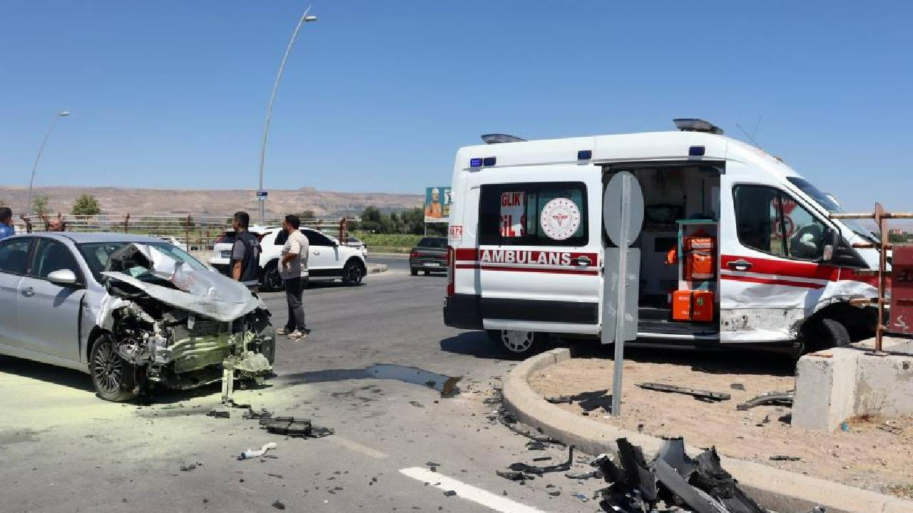 Ambulans ile Otomobil Çarpıştı! Sağlık Çalışanları Yaralandı