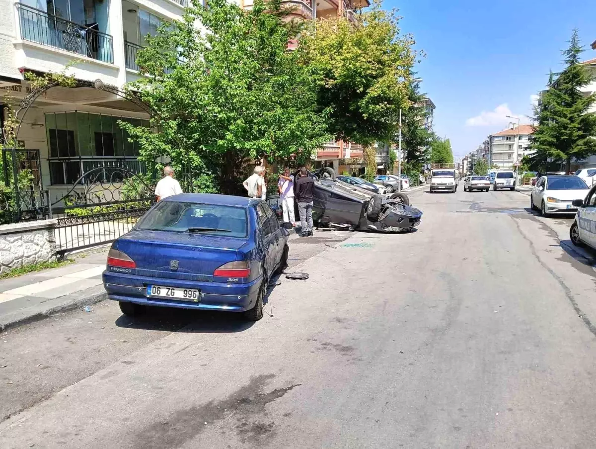 Ankara’da Kontrolden Çıkan Otomobil Yaya ve Araçlara Çarptı