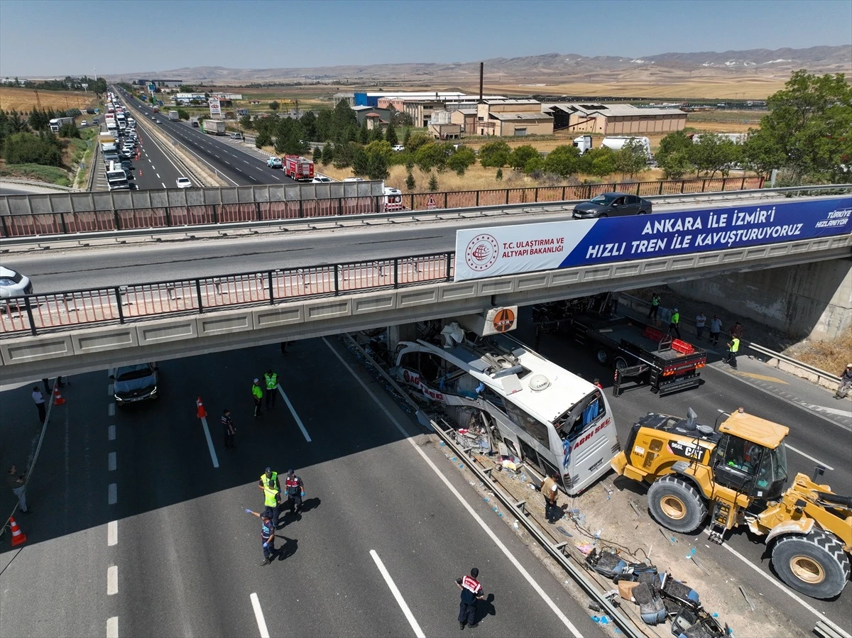 Ankara’nın Polatlı ilçesi yakınlarında köprü ayağına çarpan otobüsün güvenlik kamerası görüntüleri ortaya çıktı