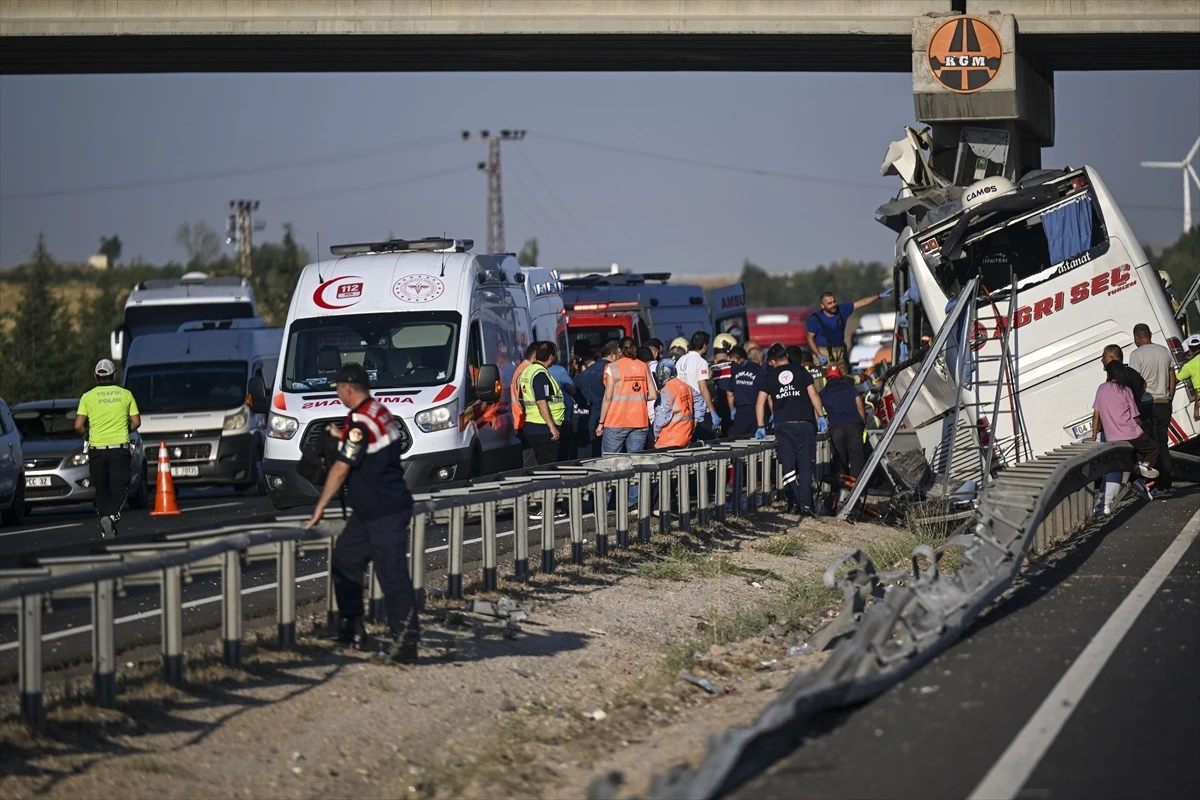 Ankara’da Yolcu Otobüsü Köprü Ayağına Çarptı: Çok Sayıda Yaralı Var