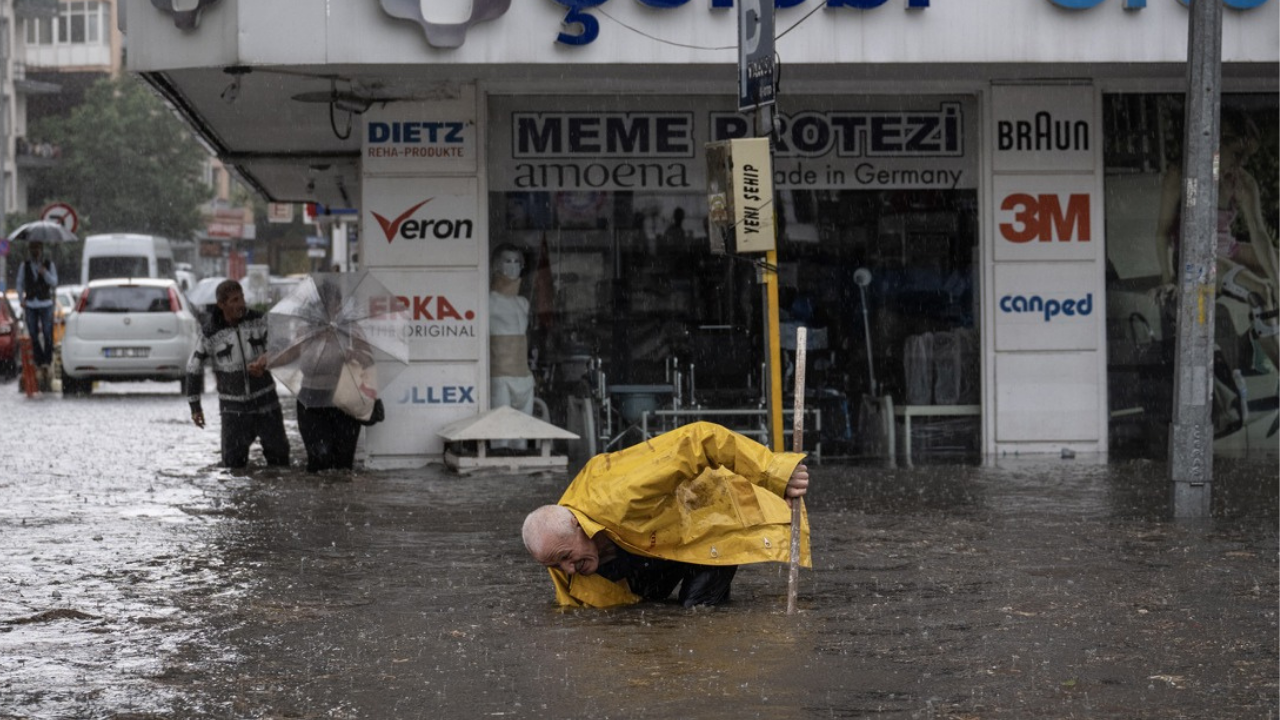 Ankara’da Sağanak Hayatı Felç Etti: Sokaklar Göle Döndü, Evleri Su Bastı