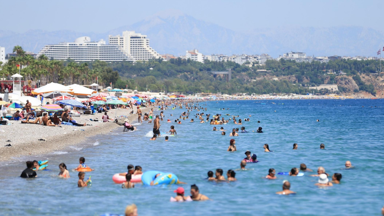 Antalya Sahillerinde Sıcak Hava Yoğunluğu