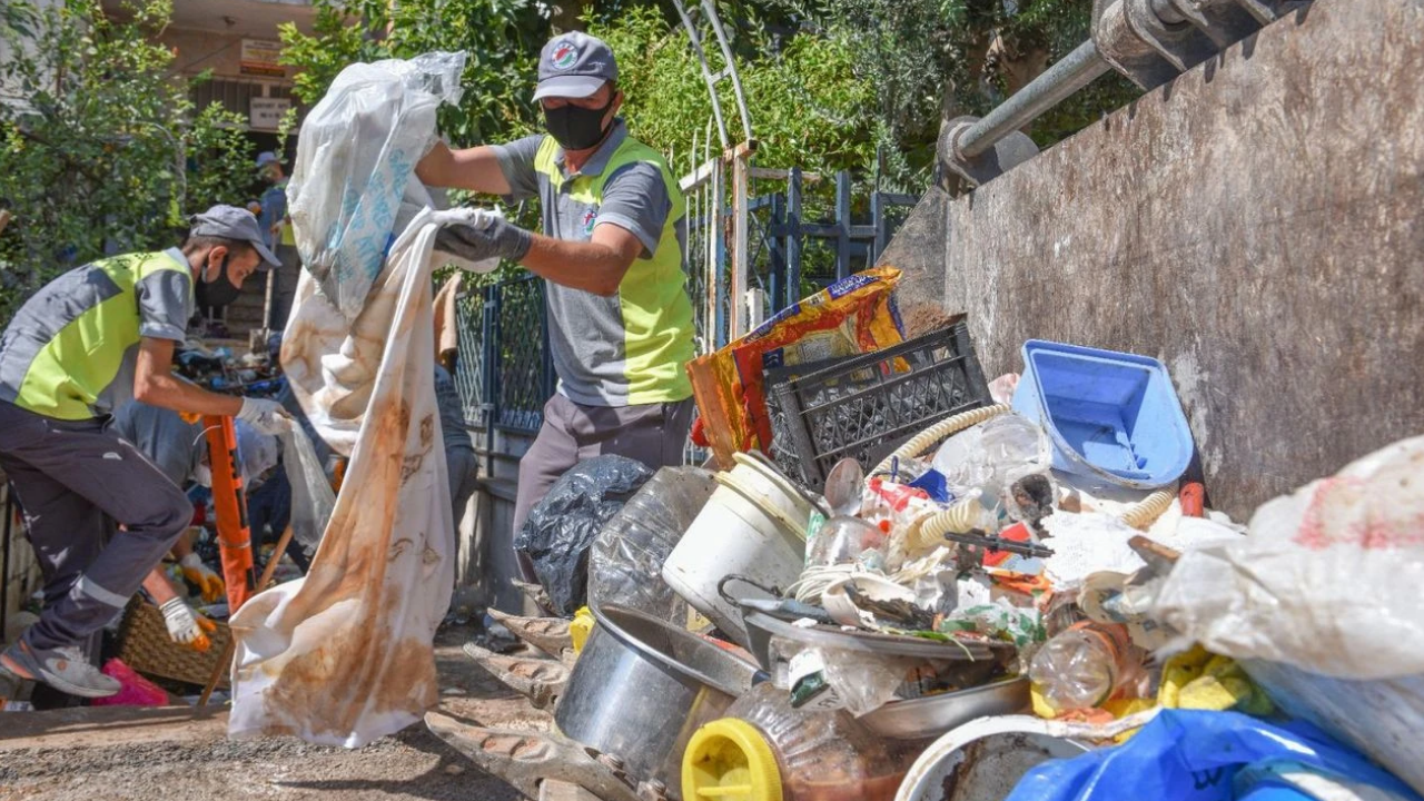 Antalya’da Bir Apartmanda Biriktirilen 6 Kamyon Çöp Temizlendi