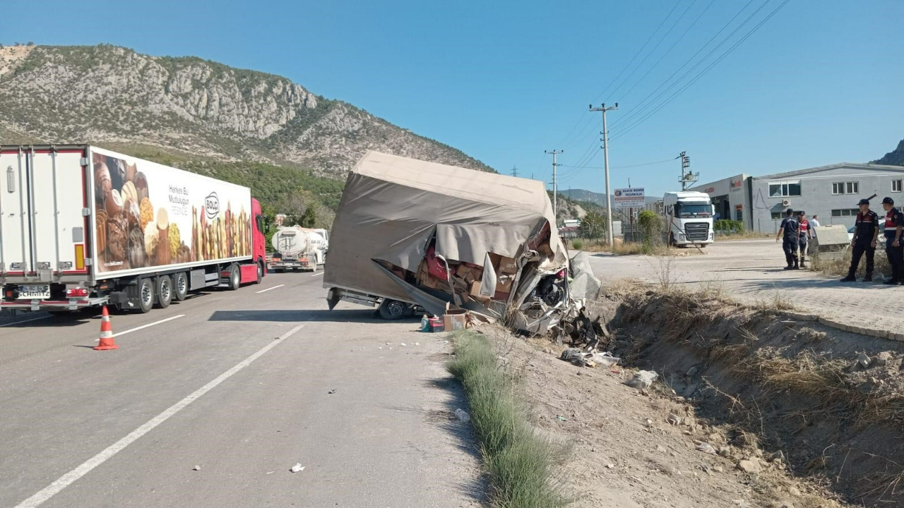 Bilecik’te Kamyonet Betona Çarptı: 2 Yaralı