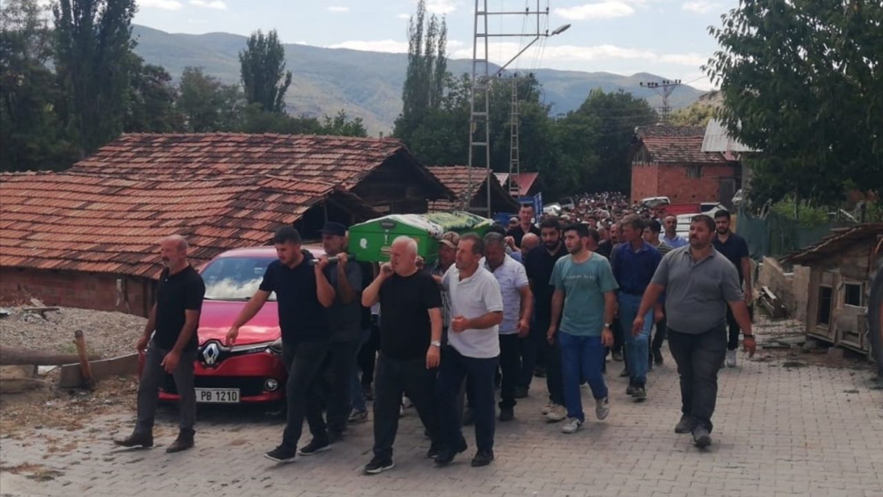 Cide’deki Tekne Kazasında Hayatını Kaybeden İki Kişi Son Yolculuğuna Uğurlandı