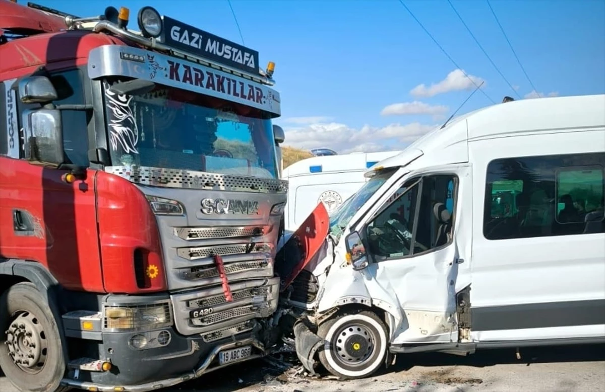 Çorum’da servis minibüsü, otomobil ve tırın çarpışması sonucu 14 kişi yaralandı