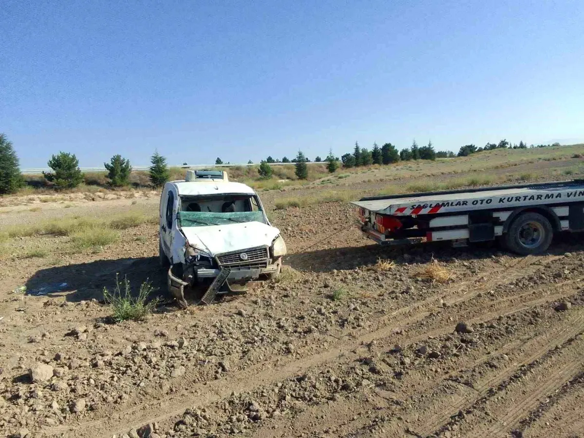 Afyonkarahisar’da kamyonet kaza yaptı, 2 kişi yaralandı