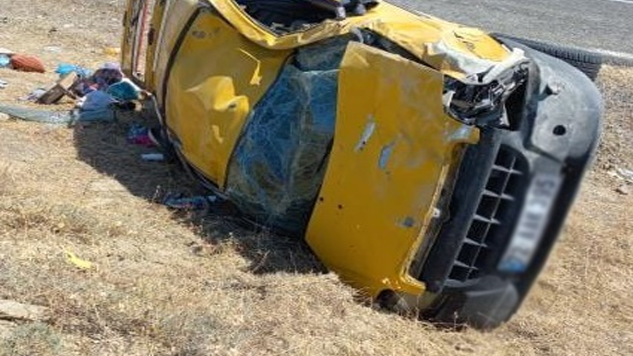 Diyarbakır’da Ticari Araç Yol Kenarına Devrildi: 1 Ölü, 7 Yaralı