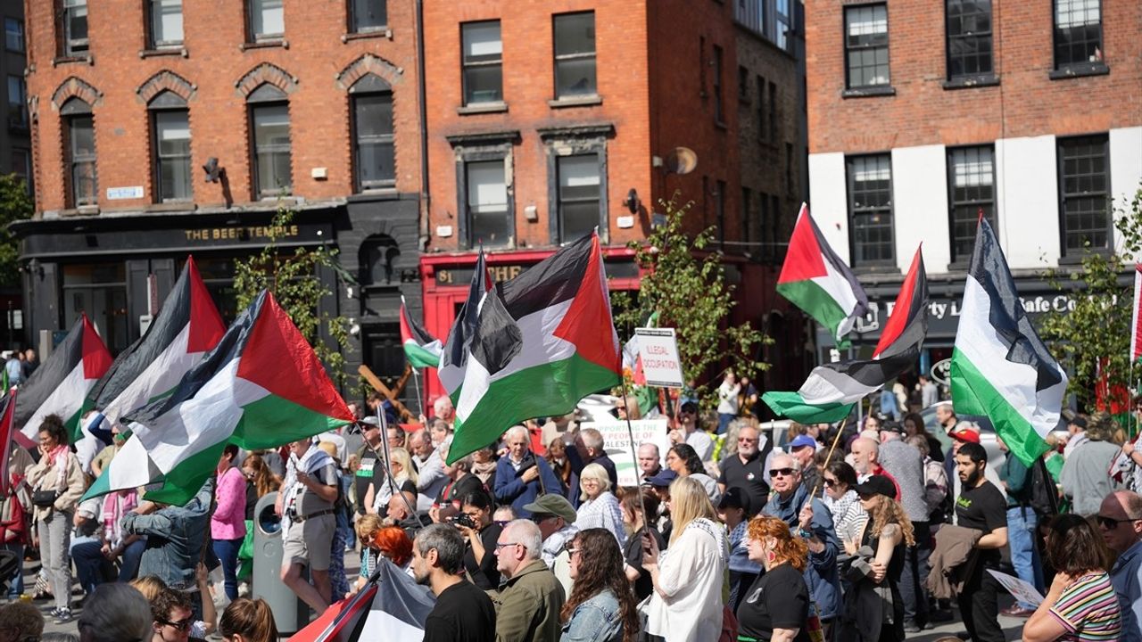 Dublin’de İsrail’e ABD Desteği Protesto Edildi