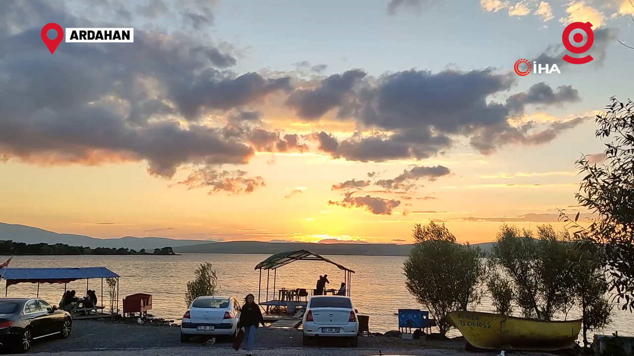 Dünyada gün batımının en güzel izlendiği yerlerden biri olan Çıldır Gölü’ndeki manzara görenleri hayran bırakıyor