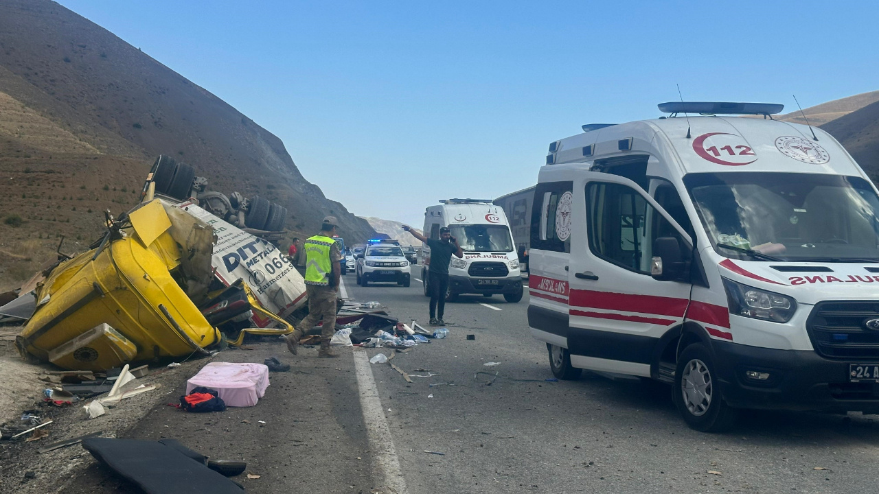 Erzincan’da Feci Kaza! Tır ile Otomobil Çarpıştı: 4 Ölü, 2 Yaralı