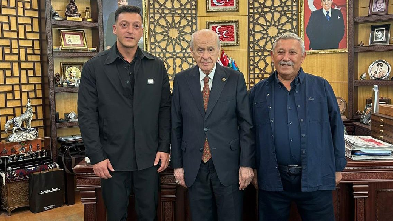 Eski Futbolcu Mesut Özil, MHP Genel Başkanı Devlet Bahçeli’yi Ziyaret Etti