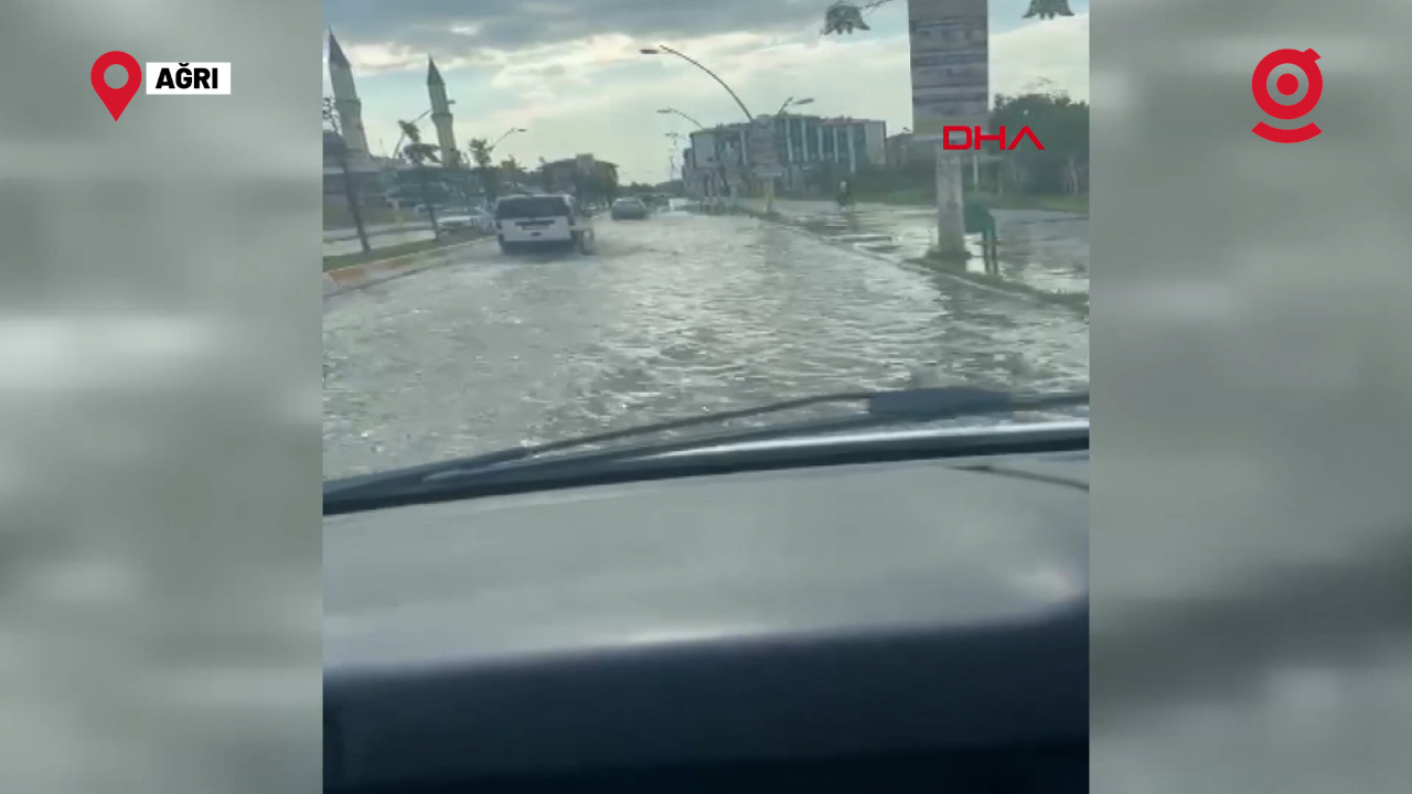 Etkili olan sağanak nedeniyle caddeler göle döndü!