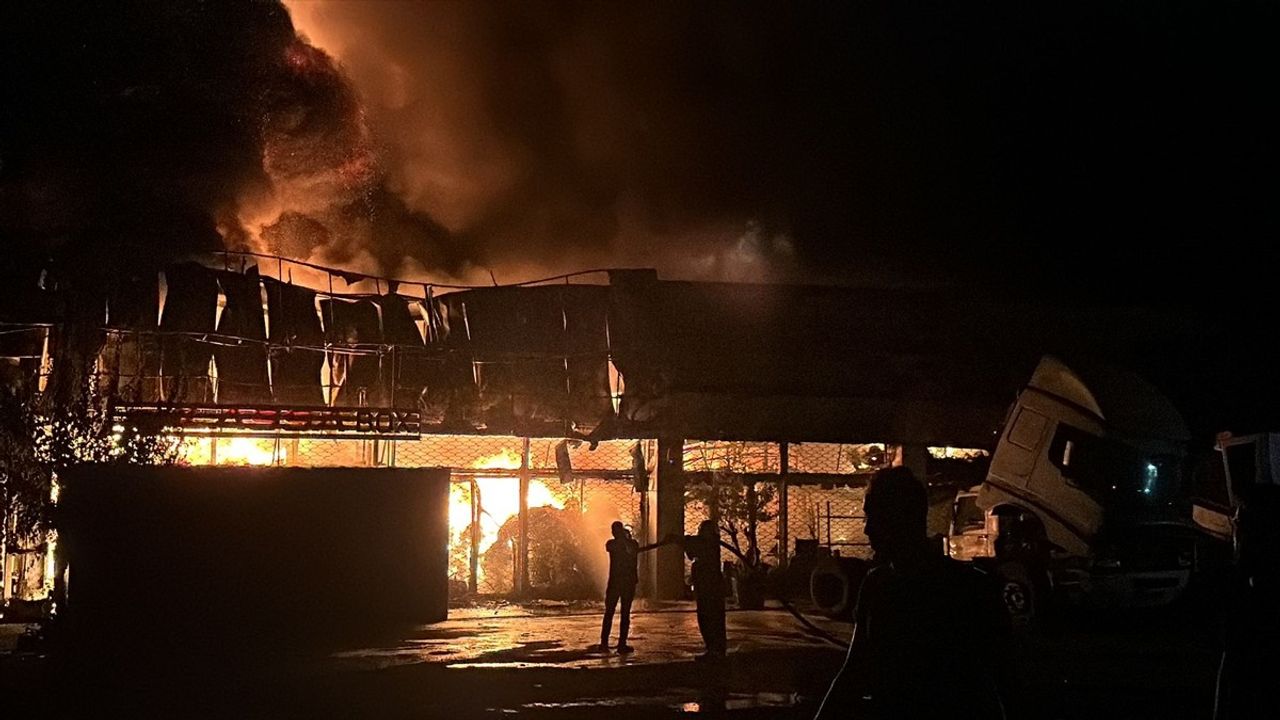 Hatay’da Lastik Deposunda Çıkan Yangına Müdahale Ediliyor