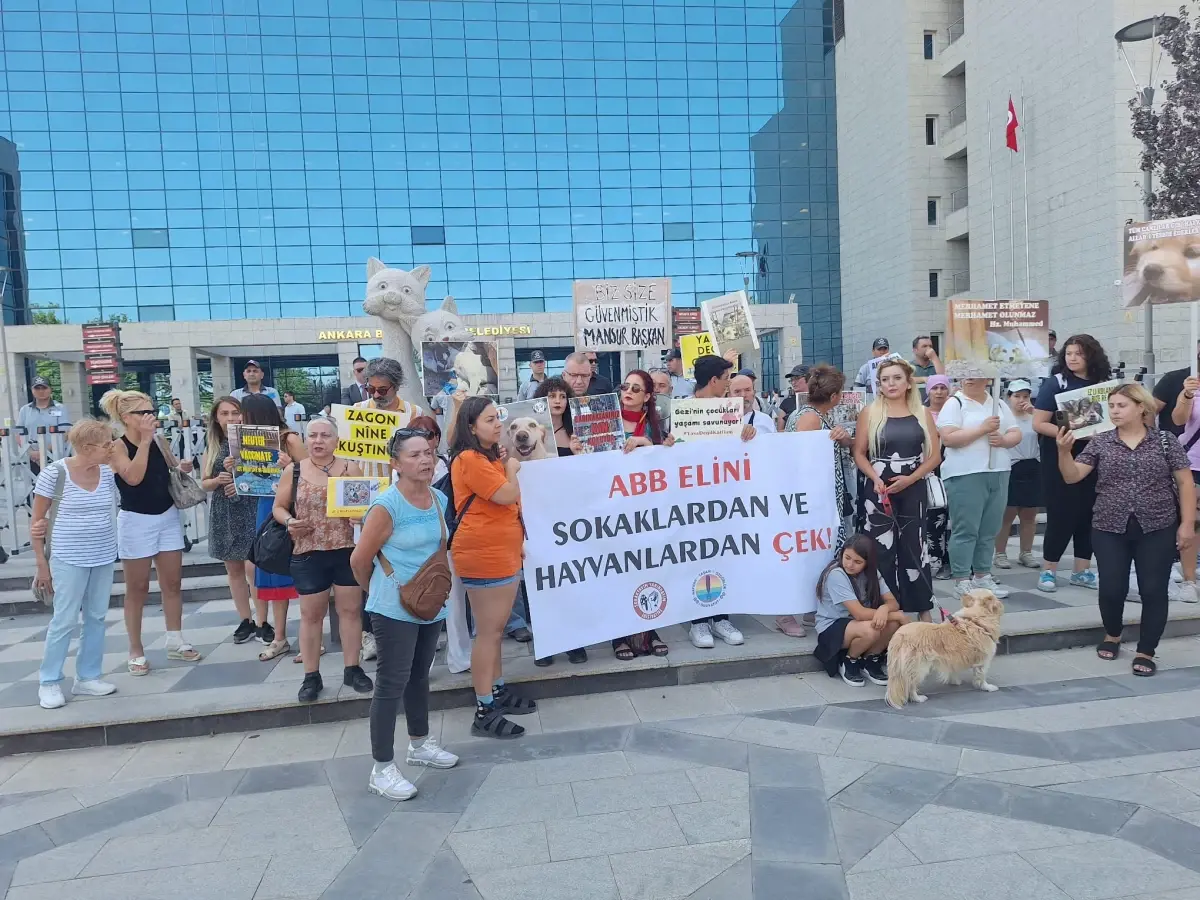 Ankara’da Hayvanseverler ABB Önünde Açıklama Yaptı