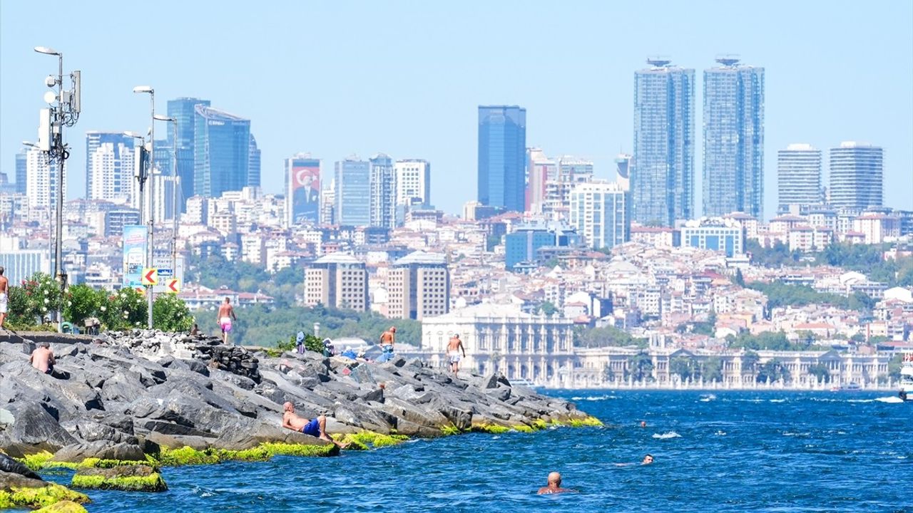 İstanbul’da Sıcak Havalardan Kaçış: Denize Akın