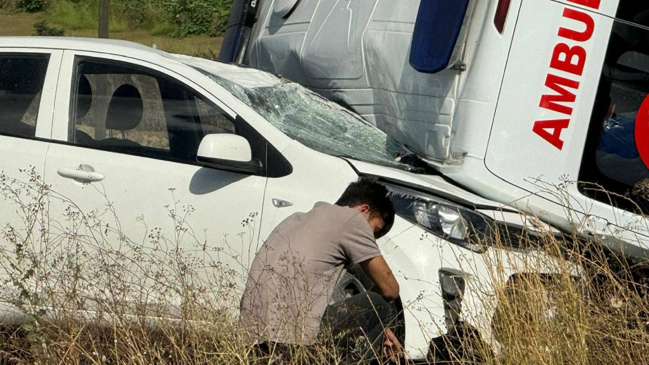 İstanbul’da Feci Kaza! Ambulans Otomobilin Üzerine Devrildi