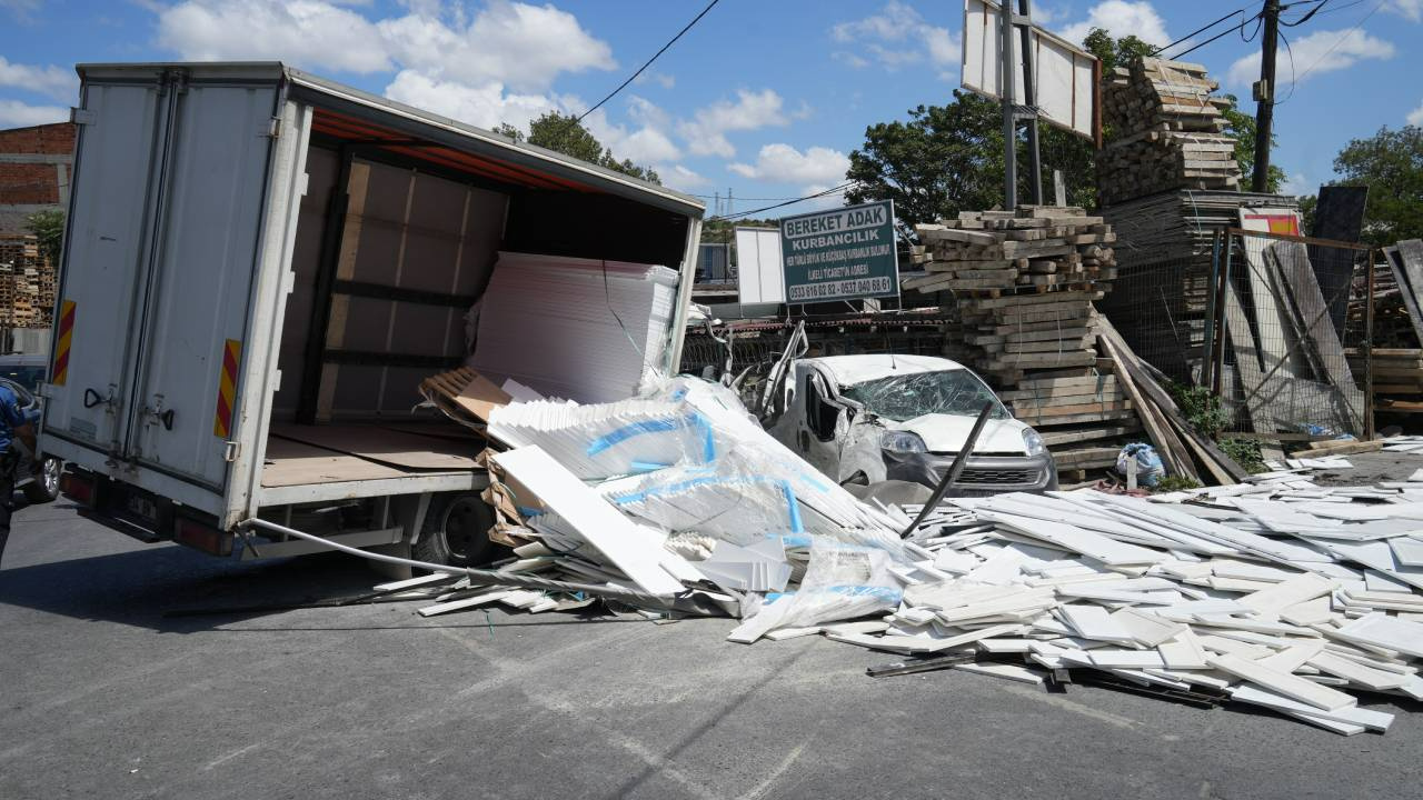 İstanbul’da Feci Kaza! Kontrolden Çıkan Kamyonet Ortalığı Birbirine Kattı: Yaralılar Var