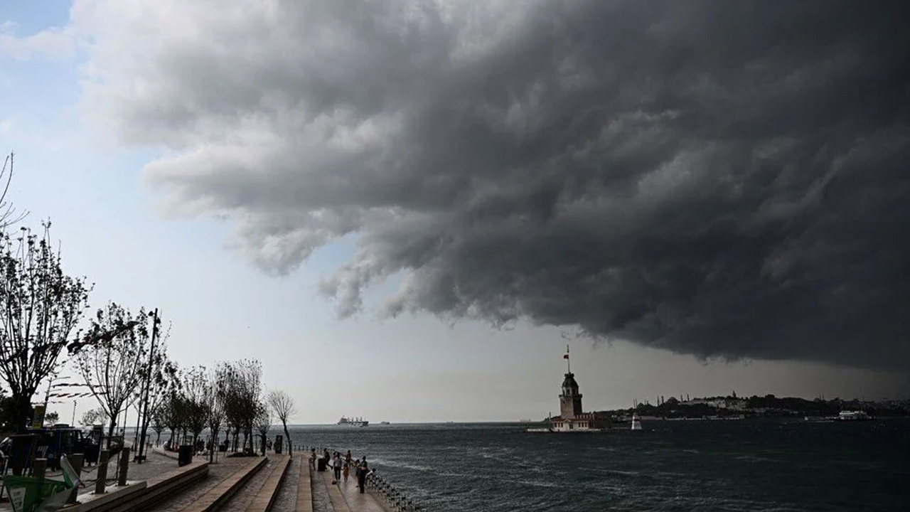 İstanbul’u ‘Cumulonimbus’ Sardı, Uçaklar İnemedi