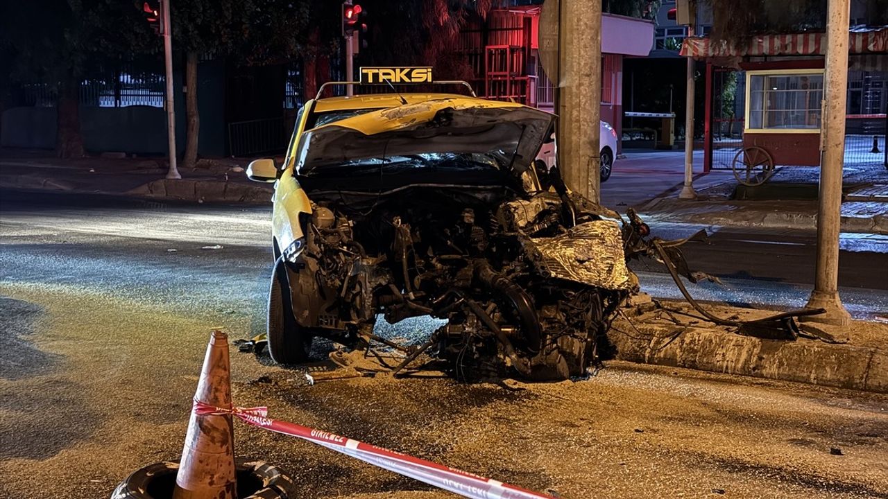 İzmir’de Ticari Taksi ile Otomobil Çarpıştı: Ağır Yaralı