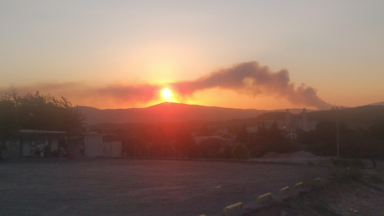 İzmir Urla’da Yeni Yangın: Alevlerin Yaklaştığı Sitenin Sakinleri Tahliye Ediliyor