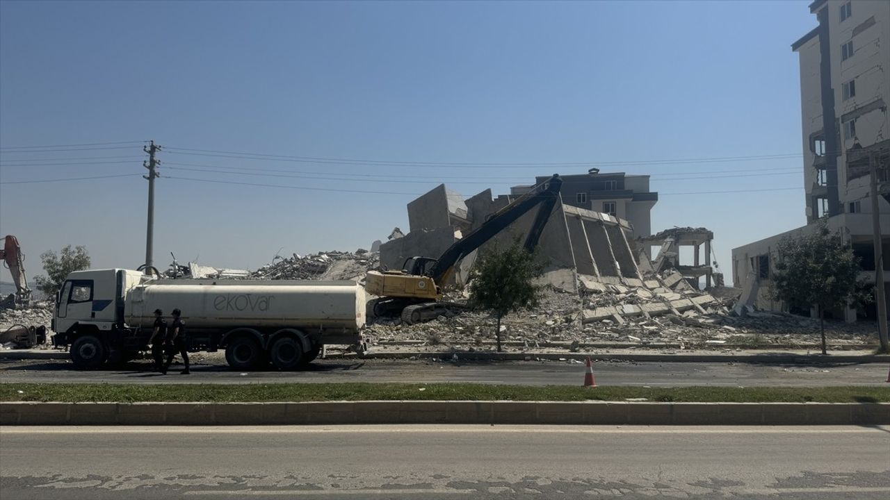 Kahramanmaraş’ta Yıkım Sırasında Operatör Kurtarıldı