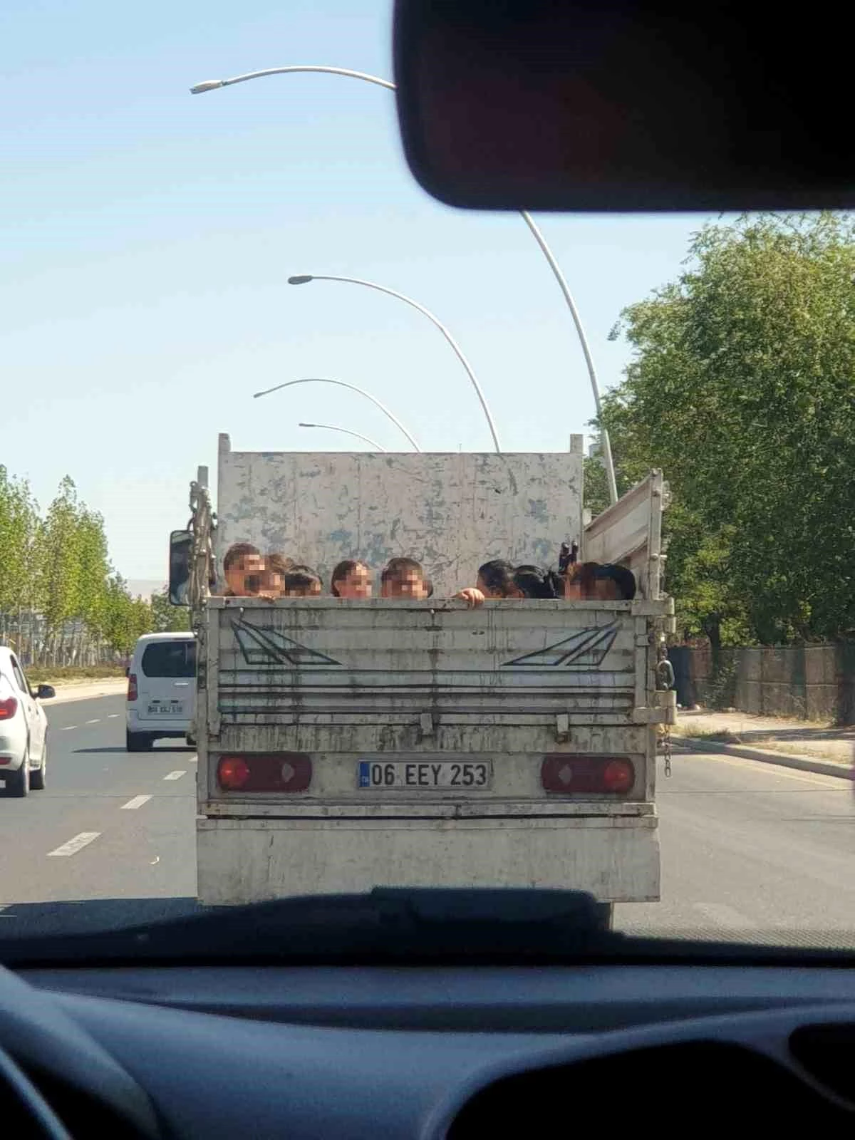 Ankara’da Tehlikeli Yolculuk Yapan Kamyonet Kameraya Yansıdı