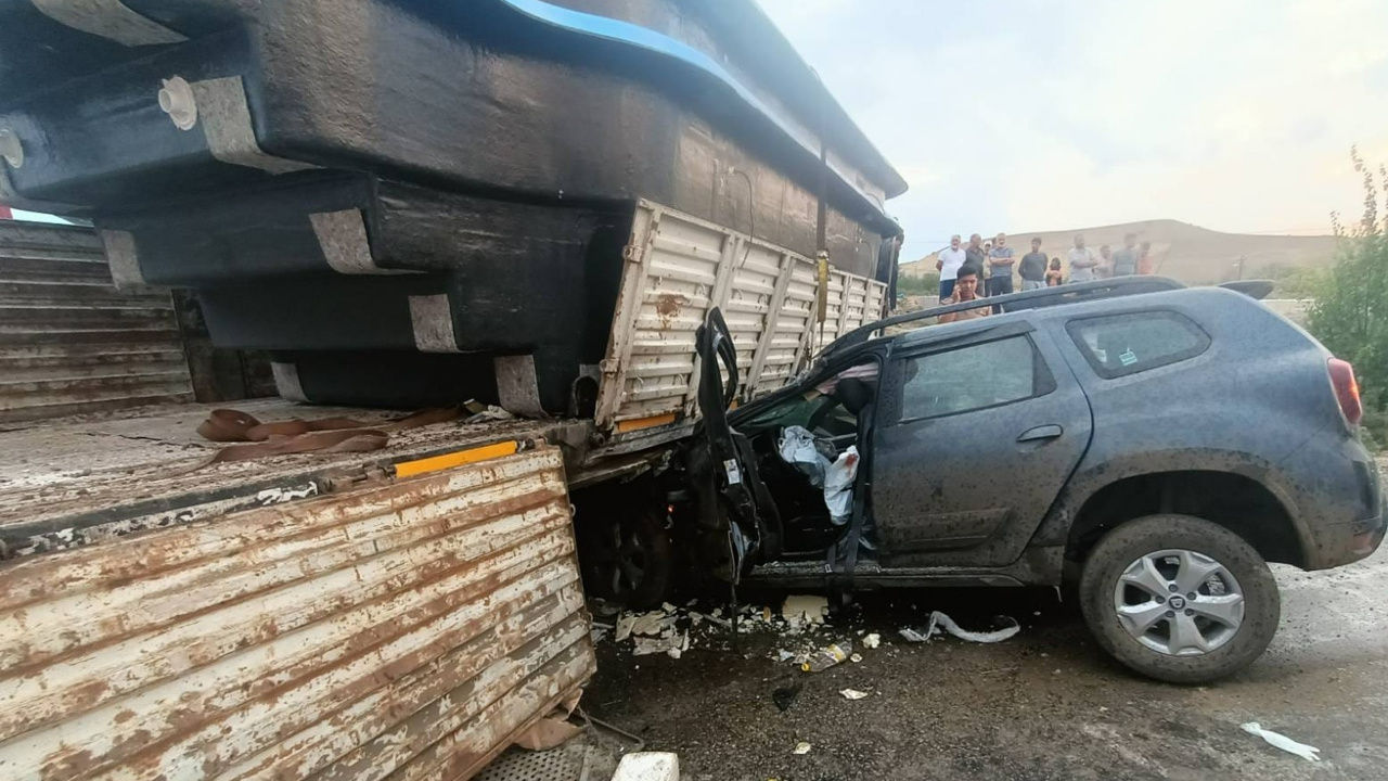 Karşı Şeride Geçen Tır, Otomobili Altına Aldı: Yaralılar Var