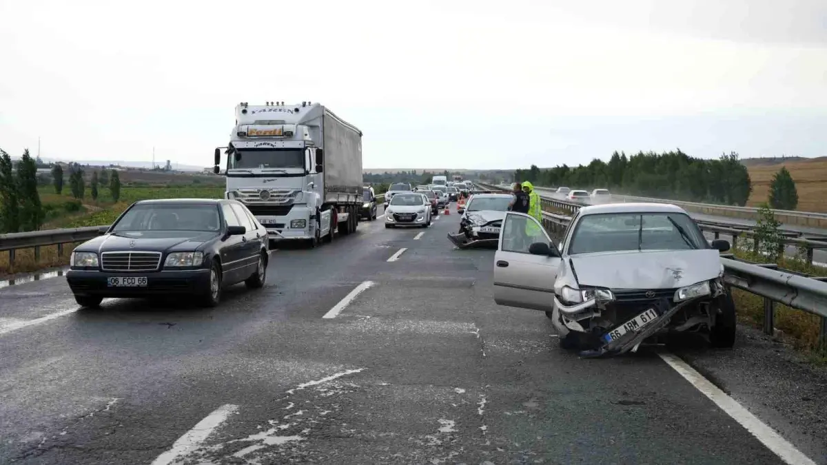 Kırıkkale’de Yağmur Sebebiyle Zincirleme Trafik Kazası: 4 Yaralı